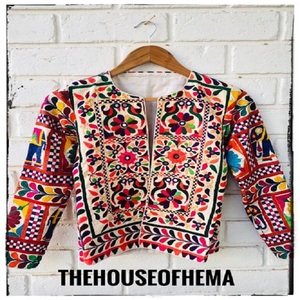 เสื้อผ้าแฟชั่นผู้หญิงสวยงามแบบสั่งทำ ชุดเดรสปักลายสำหรับใส่ทำงาน ขายส่งเสื้อท็อปส์และเสื้อเชิ้ต สำหรับวัสดุผ้าแบรนด์ Kanya Libas - Product Image 2