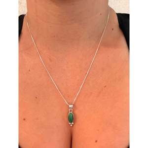 Collier Navajo en or rose 14 carats, platine, malachite et turquoise, serti clos, forme goutte d'eau, rhodié, fait main par des artistes indigènes - Product Image 2