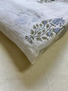 Tela de Algodón Estampada a Mano con Diseño Floral Azul Buti Minimalista - Product Image 4