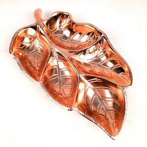 Bandeja para servir frutas secas de diseñador hecho a mano de lujo moderno Chapado en oro Mango de hoja Acabado martillado Mesa de boda - Product Image 6