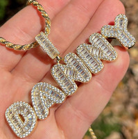 Increíble Diseño y Tamaño Personalizados, Letras de Graffiti, Colgantes Hip Hop, Diamantes Cultivados en Laboratorio Hechos a Mano, Corte Baguette, Oro Blanco DS0556