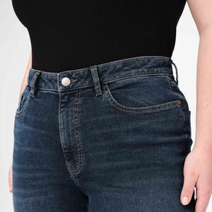Muy recomendado OEM ODM Mid-Rise Straight Dark Cotton Jeans para mujeres Tallas grandes Casual Streetwear Skinny Fit High-Rise - Product Image 3