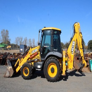 Tracteur JCB 3CX avec pelle rétrocaveuse et chargeur frontal, moteur diesel, boîte de vitesses haute performance, pompe, moteur - Product Image 1