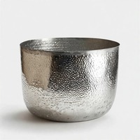 Jardinière silencieuse Aura argentée avec texture forgée à la main et bord lisse conçue pour les espaces minimalistes ou le style de balcon paisible