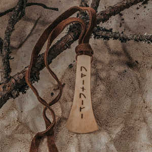 Pendentif sculpté en corne de buffle éco-responsable fait main, personnalisable, bijou unique et tendance pour femmes, vente en gros - Product Image 1