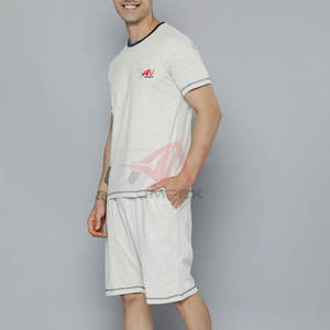 Ensemble T-shirt et short de qualité supérieure, confortable et flexible, idéal pour l'entraînement et les vêtements de sport - Product Image 2