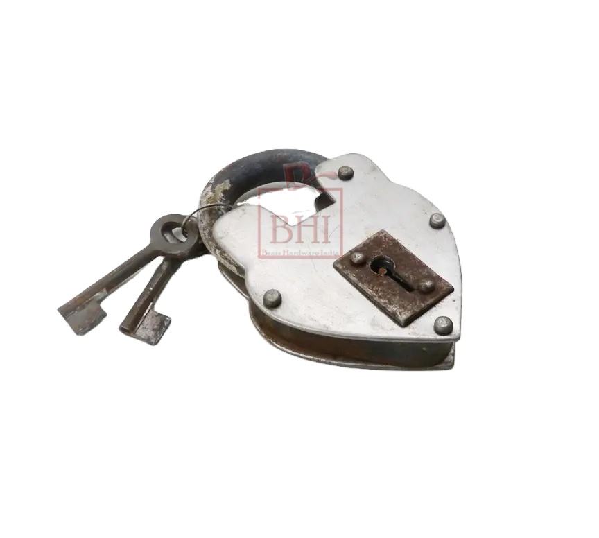 Un Semplice Disegno Di Una Serratura A Forma Di Cuore Con Un Foro E Una Chiave Tonda Antica. San Valentino. | Vettore Premium - Foto 7