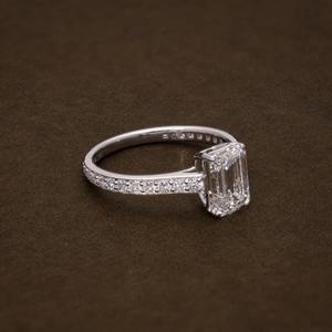 Anillo de Compromiso con Diamante Cultivado en Laboratorio, Corte Esmeralda Redondo, 2.39 CTW, Diamantes Certificados con Corte Esmeralda y Redondo, Regalo de Boda, Diseño Único - Product Image 4