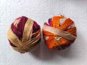 ลูกริบบิ้นผ้าไหมส่าหรีรีไซเคิลเส้นด้ายที่ทำด้วยมือจากอินเดียริบบิ้นทำด้วยมือหรูหราเหมาะสำหรับความยั่งยืน - Product Image 3