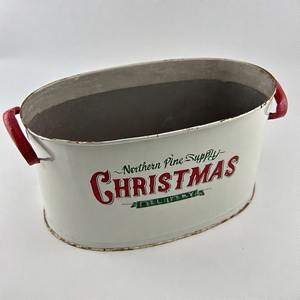 Jardinera Starlit Holly Garden con estilo en metal rústico para presentación en porche de flores de Navidad y plantación de temporada - Product Image 2