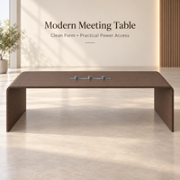 Grande table de réunion de bureau au design rectangulaire épuré et surface peinte de qualité supérieure pour les discussions professionnelles