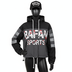 Chaqueta Softshell para Mujer, Resistente al Viento y al Agua, Negra y Gris, Panel Reflectante, Logotipo Personalizado, Impresión Serigráfica - Product Image 1