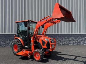 Mini Tractor KUBOTA de 25HP 4WD con Cabina, Techo, Aire Acondicionado, Cargador, Transmisión por Engranajes, Modelo Original KUBOTA LX2610 para Uso Agrícola y de Jardinería - Product Image 1