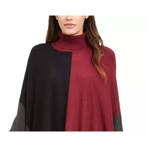 Maglione poncho colorblock a collo alto rosso scuro da donna Alfani, taglia Petite - Product Image 2