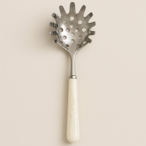 Serveur de spaghettis en acier inoxydable martelé cuillère à nouilles élégante lève-pâtes à fente avec poignée élégante pour décor de cuisine moderne - Product Image 4