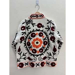 Veste en coton ivoire Samarkand Bloom avec broderies Suzani bordeaux et rouille pour le printemps - Product Image 1