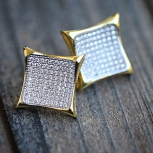 Boucles d'oreilles personnalisées en or jaune 2ct moissanite avec diamant style hip hop boucles d'oreilles cadeau pour elle clous au design unique - Product Image 3