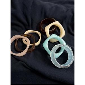 Bracelets en résine à finition brillante pour femmes, bords lisses, ajustement confortable, couleurs personnalisées, style mignon - à porter au quotidien pour le bureau ou les tenues décontractées - Product Image 1