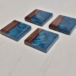 Sous-verres de table artistiques en bois et résine, ensemble de sous-verres ronds à deux tons faits à la main, sous-verres en pierre durables et élégants - Product Image 1