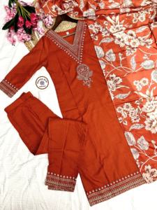 Rayón Kurti de calidad superior con pantalón a juego para oficina y ropa informal disponible a los mejores precios de la India - Product Image 6