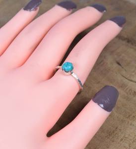 Anillo minimalista de plata 925, bisel de piedras preciosas turquesas redondas, anillo de dedo de cabina de diamante hecho a mano para fiestas - Product Image 1