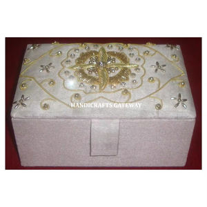 กล่องเครื่องประดับปักลายซาริทำด้วยมือสีเทาอ่อน - Product Image 1