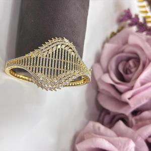 Bracelet élégant en plaqué or avec un look CZ, de qualité supérieure, pour la collection de bijoux de mariage et de fiançailles, à porter pour les fêtes, pour femmes - Product Image 2