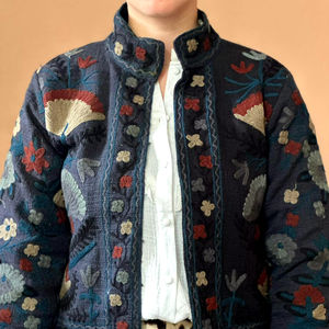 Manteau d'hiver en coton unisexe fait à la main Mini veste à broderie florale avec motif matelassé à bord libre Décoration de fleurs tissées brutes - Product Image 1