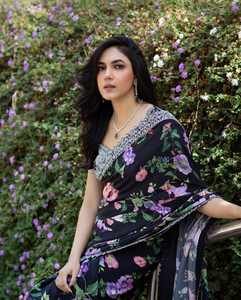 Saree en georgette indien traditionnel élégant avec broderie lourde et chemisier assorti pour mariage et fête - Product Image 6