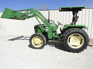 Tractor de Ruedas John Deere 520M 4WD Usado de Alta Calidad, 55HP, Transmisión de Engranajes, Larga Vida Útil, Componentes Principales: Bomba, Engranaje, Motor - Product Image 3