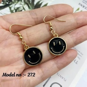 Fourniture en gros de boucles d'oreilles rondes en alliage poli pour un usage quotidien Revente et boutiques de cadeaux disponibles à un prix abordable - Product Image 4