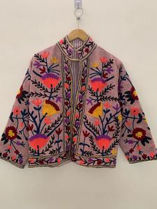 Veste à broderie florale Suzani Vintage en velours fait à la main Suzani avec poche Veste courte d'hiver Bomber Veste florale pour femmes - Product Image 3