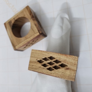 Meilleurs anneaux de serviette carrés en bois de style nordique, écologiques, avec design perforé, sculptés à la main, pour la décoration de table lors de dîners. - Product Image 1