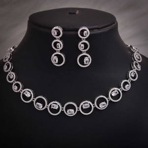 Ensemble collier et boucles d'oreilles élégant en alliage plaqué argent et pierres en zircone cubique (AD), élégant et tendance pour les mariages et les fêtes - Product Image 1