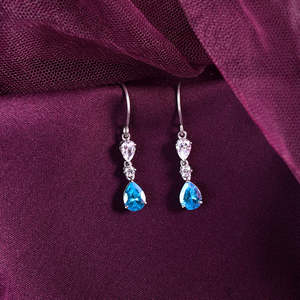 Boucles d'oreilles pendantes CLARA en argent sterling 925 avec solitaire en forme de poire, accessoire élégant et tendance - Product Image 2