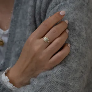 Bague de mariage en moissanite VVS taille radiant, or massif 14 carats, alternative certifiée au diamant, alliance de fiançailles solitaire, joaillerie fine - Product Image 1