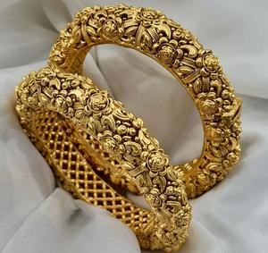 Juego de Dos Brazaletes Abiertos de Calidad Premium, Chapados en Oro Antiguo, Estilo Tradicional, para Colección de Bodas, para Mujer - Product Image 1