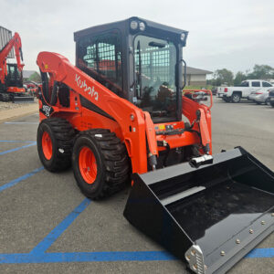 ห้องโดยสารรถตักขนาดเล็ก เบาะนั่งสีดำ รถตักล้อยาง Kubota รุ่น SVL65-2 เครื่องยนต์ดีเซล - Product Image 6