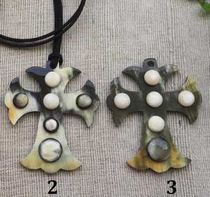 Colgante de Cruz de Cuerno de Vaca de Cristal Hecho a Mano, Tema Amoroso, Tacto Real, Regalo de Boda Redondo, Artesanía Natural MN EXPORTS India - Product Image 3