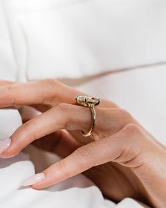 Bague de fiançailles Solitaire Moissanite coupe poire 12x8mm en serti or classique à cinq broches | Bijoux fins de mariage de mariée - Product Image 4