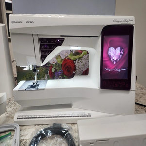 Machine à coudre et à broder Husqvarna Viking Designer Ruby Royale prête à la vente - Product Image 1