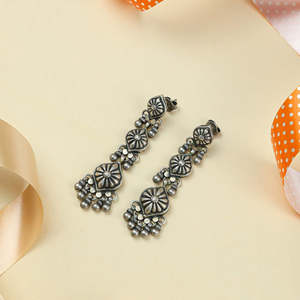 Pendientes de Plata Tridha 92.5 con Diseño Floral Ghunghroo, con Perlas, Diamantes y Turquesa, para Bodas y Fiestas - Product Image 2