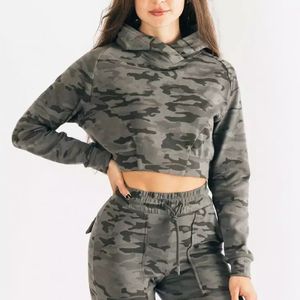 Conjunto de chándal y Sudadera con capucha recortada con estampado de camuflaje para mujer, chándal de 2 piezas, ropa de calle, sudadera y pantalones de salón - Product Image 1