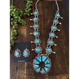 Conjunto de Collar Squash Blossom de Turquesa Kingman Navajo y Plata de Ley, Joyería Cultural Coleccionable Hecha a Mano por Artesanos - Product Image 1