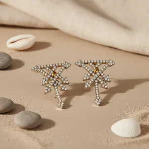 Boucles d'oreilles clous en forme de flèche plaquées or avec accents de diamants glamour pour la mode féminine - Product Image 3