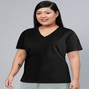 T-shirt à manches courtes et col en V coupe ajustée pour femme Vêtements d'été personnalisés imprimés en noir avec logo Fabriqué en Inde - Product Image 4
