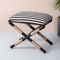 Tabourets carrés noirs confortables élégants avec base en forme de X en jute et coussin tissé pour une décoration intérieure élégante