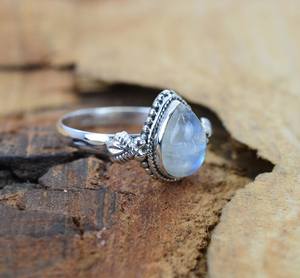 Anillo de Piedra Lunar Arcoíris en Plata de Ley 925 con Baño de Rodio, Joyería de Piedras Preciosas Hecha a Mano, Anillo Elegante de Moda para Mujer, Regalo Ideal - Product Image 3