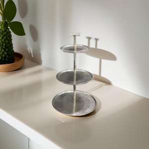 Support à gâteau minimaliste rond en aluminium à 3 niveaux Design polyvalent - Product Image 2