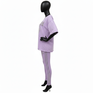 Conjunto de Dos Piezas Morado de Algodón Premium de 280GSM, Camiseta Oversize con Logotipo de Pedrería y Leggings con Dobladillo Desgastado y Paneles Laterales - Product Image 3